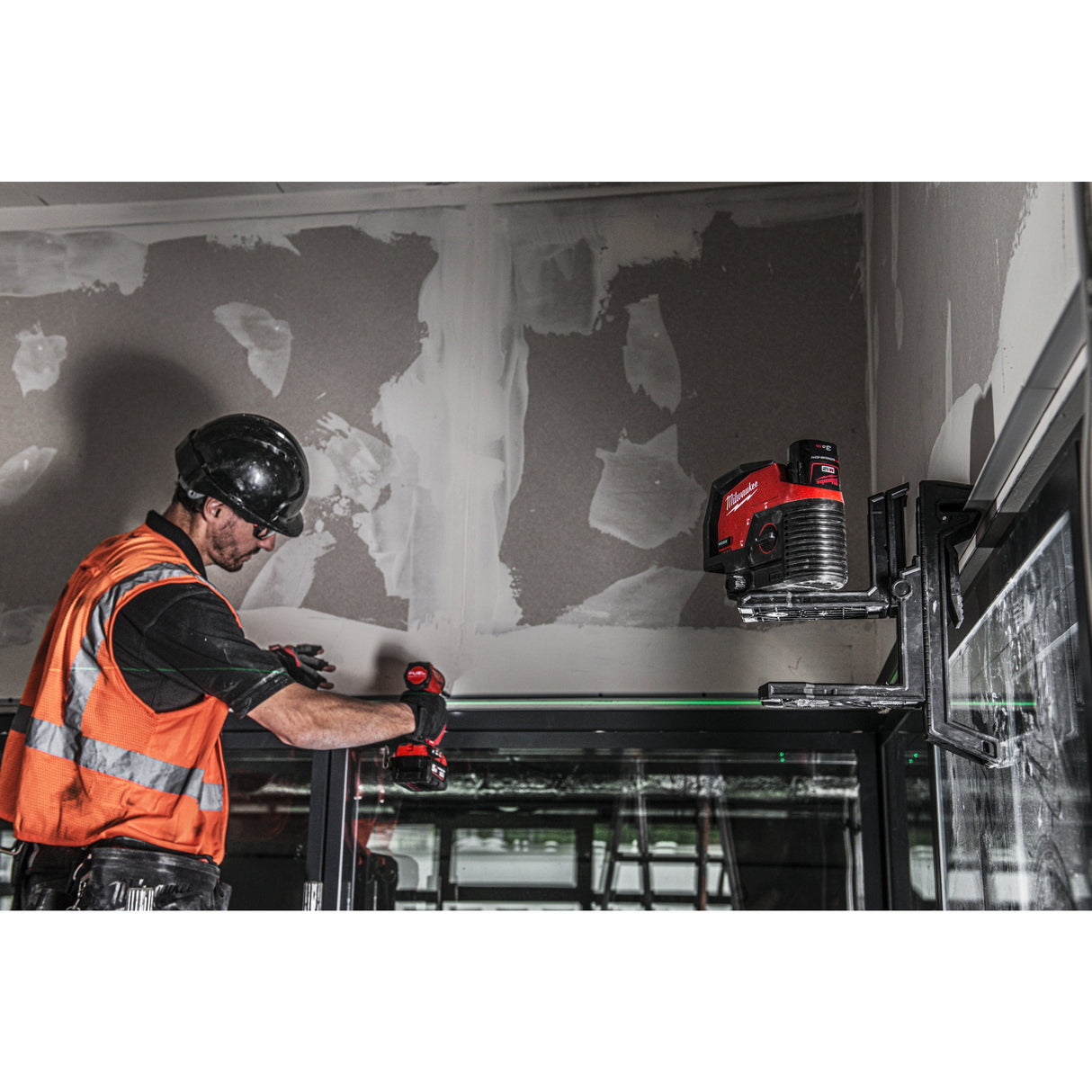 Nivelă laser M12™ cu linie transversală verde cu funcție fir cu plumb Milwaukee