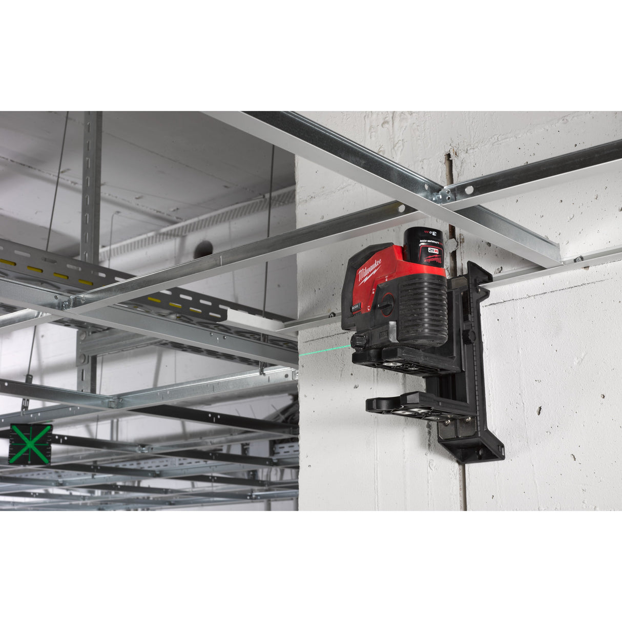 Nivelă laser M12™ cu linie transversală verde cu funcție fir cu plumb Milwaukee
