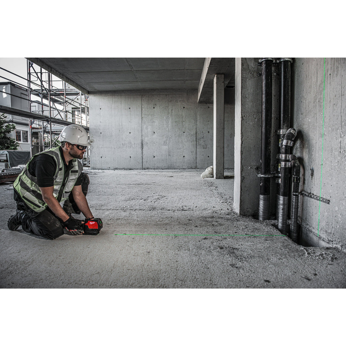 Nivelă laser M12™ cu linie transversală verde cu funcție fir cu plumb Milwaukee