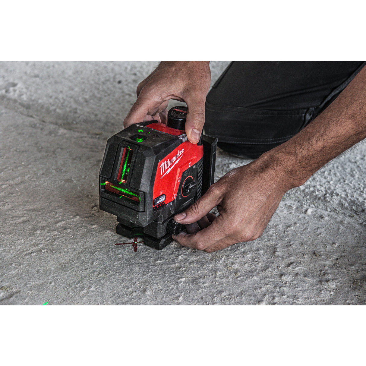 Nivelă laser M12™ cu linie transversală verde cu funcție fir cu plumb Milwaukee