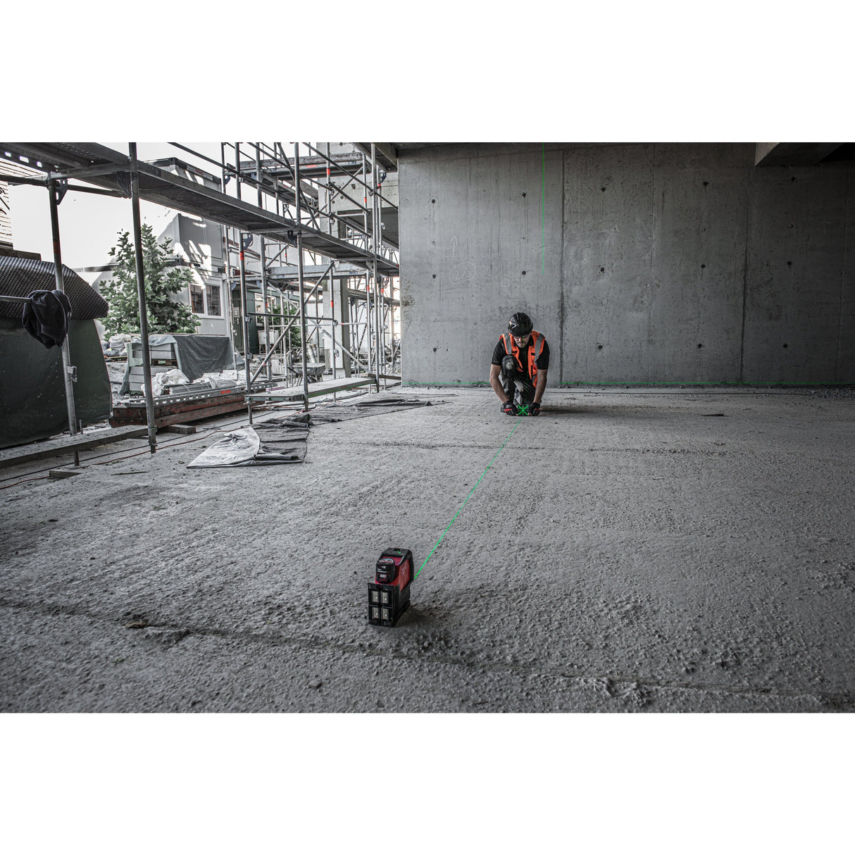 Nivelă laser M12™ cu linie transversală verde cu funcție fir cu plumb Milwaukee
