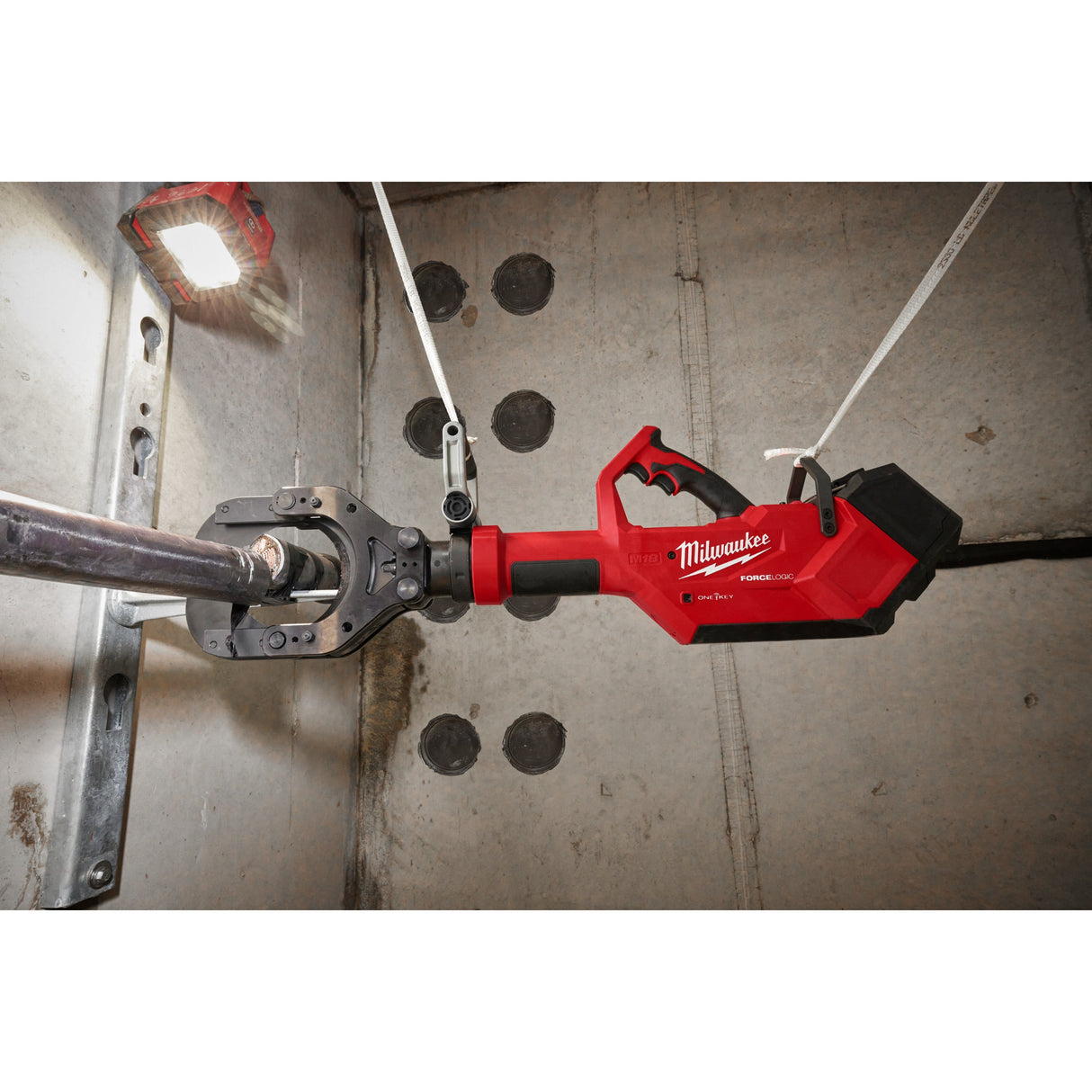 M18 HSFC125R Tăietor hidraulic pentru cabluri M18™ FORCE LOGIC™ 125 mm cu telecomandă Milwaukee