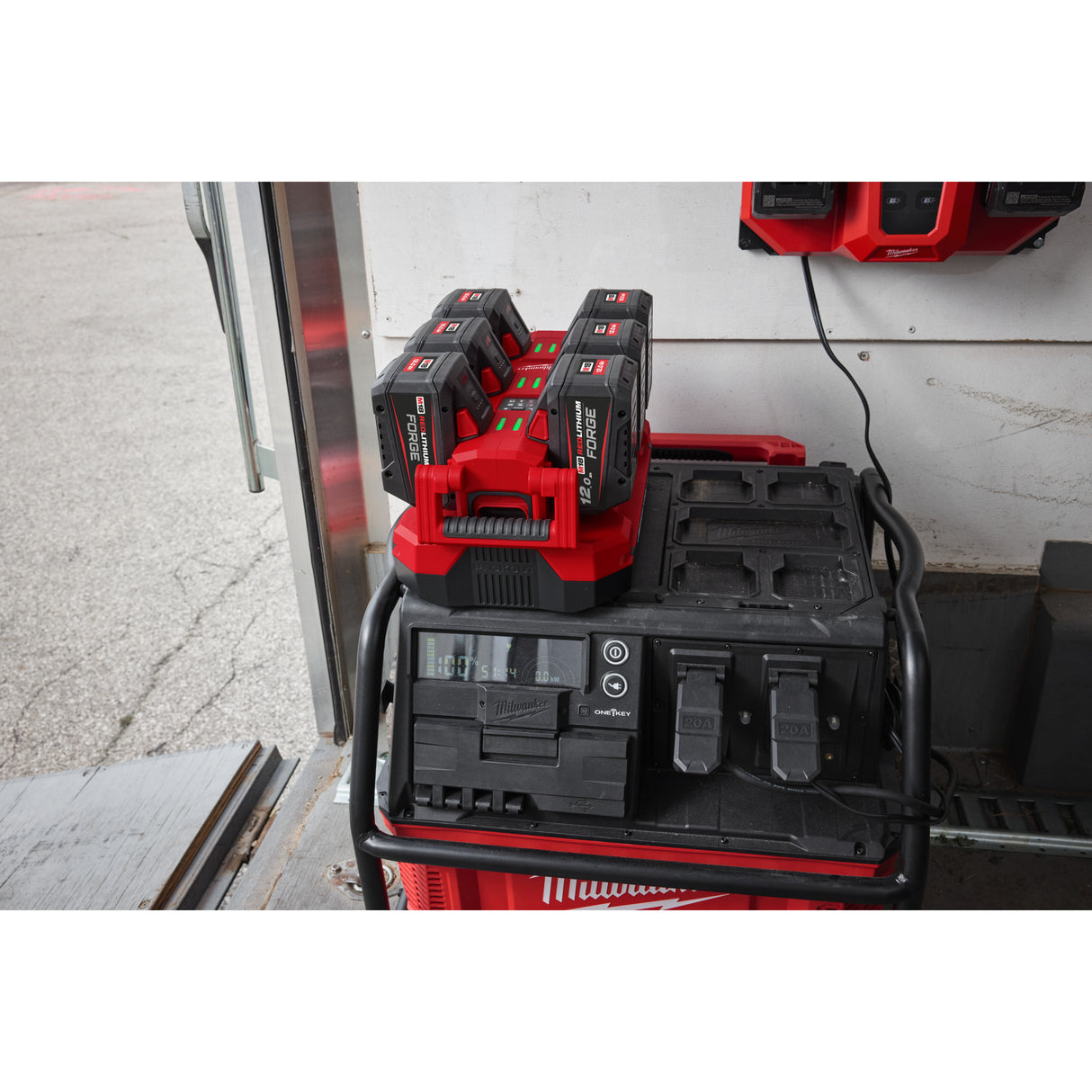 Milwaukee M18 MPC6 Încărcător rapid M18™ PACKOUT™ cu șase porturi 4932498551