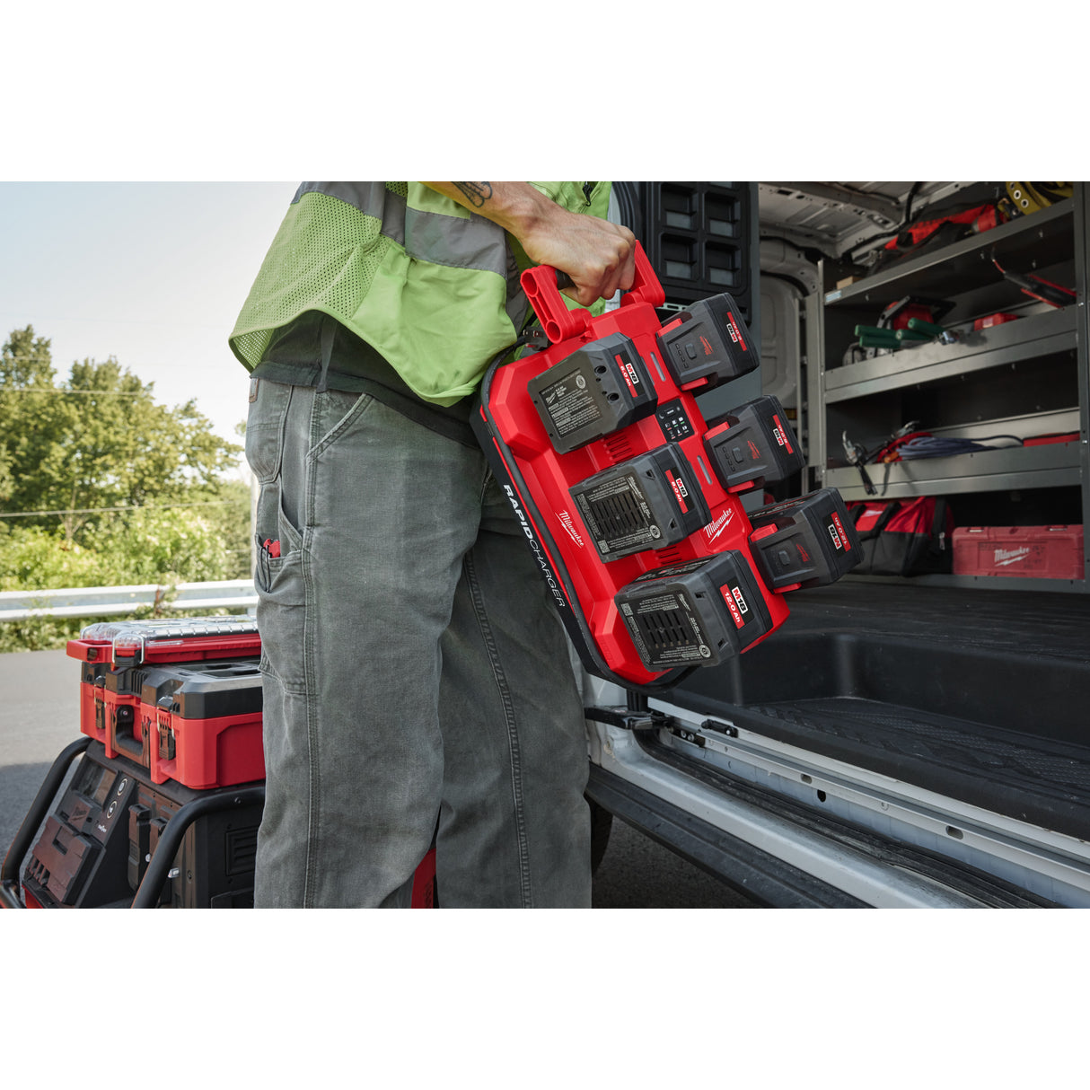 Milwaukee M18 MPC6 Încărcător rapid M18™ PACKOUT™ cu șase porturi 4932498551
