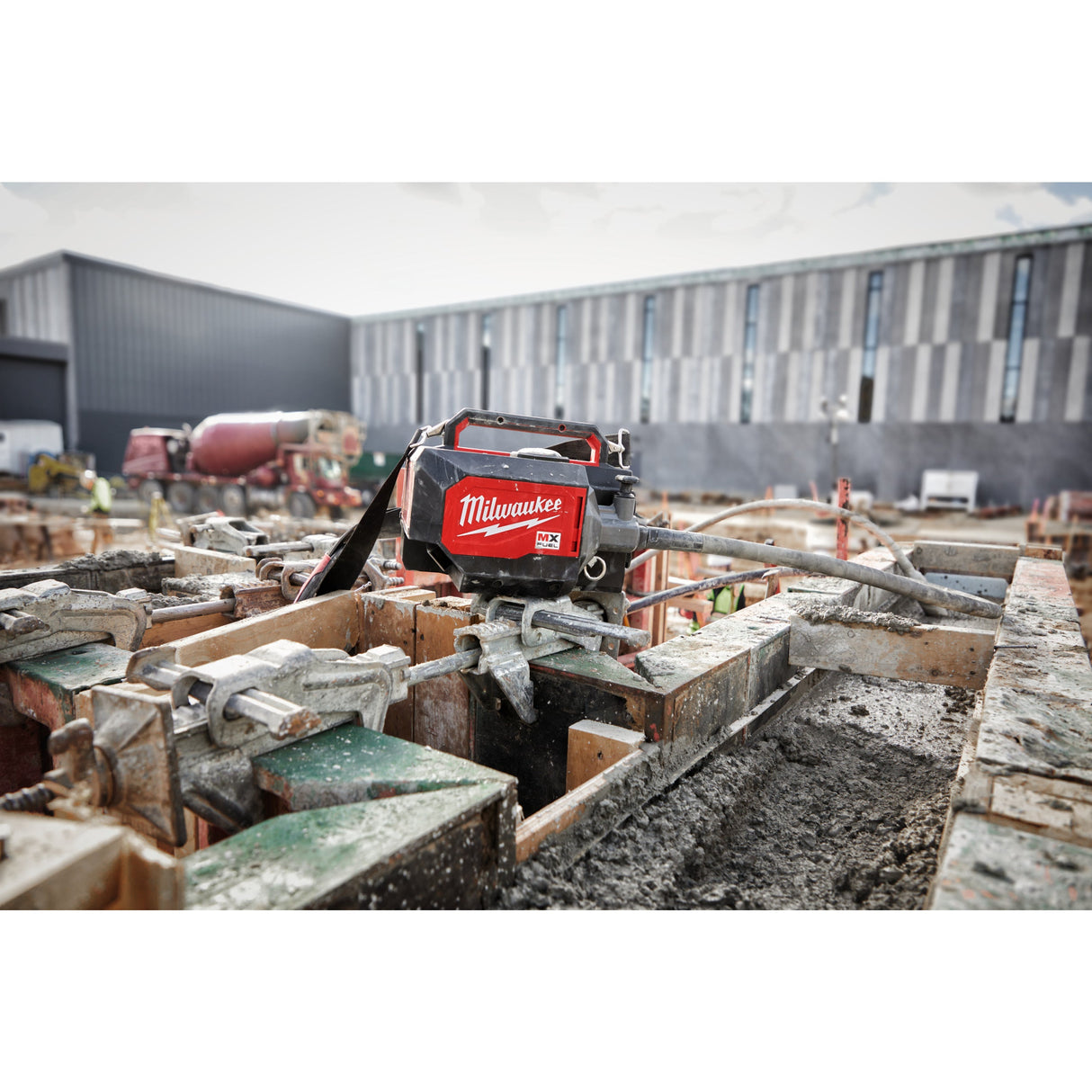 MXF CVBCKIT Vibrator de beton MX FUEL™ cu servietă Milwaukee
