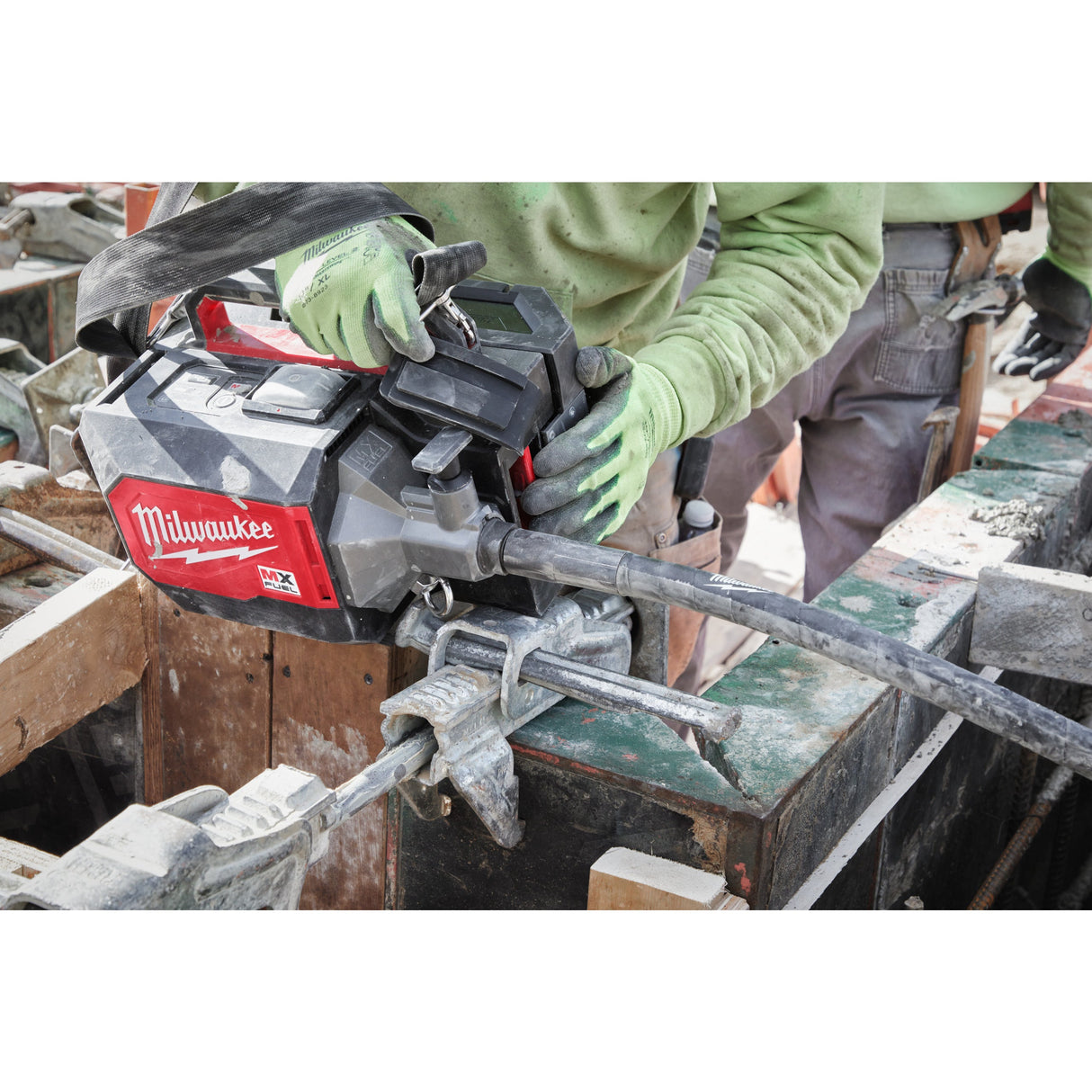 MXF CVBCKIT Vibrator de beton MX FUEL™ cu servietă Milwaukee