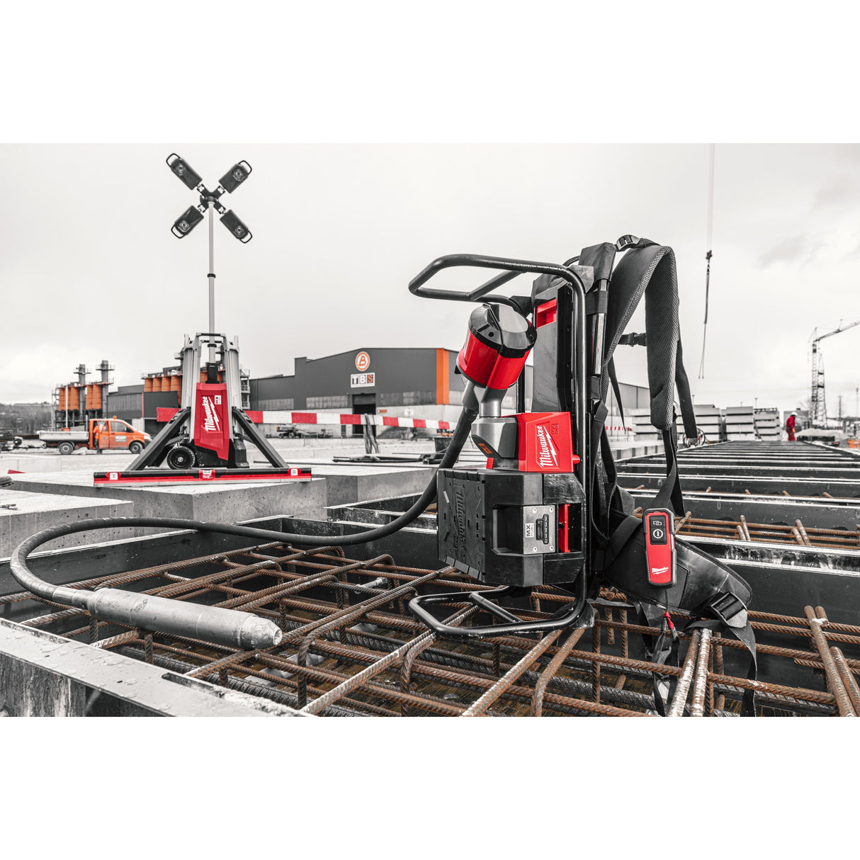 MXF CVBPKIT Vibrator de beton MX FUEL™ cu rucsac Milwaukee