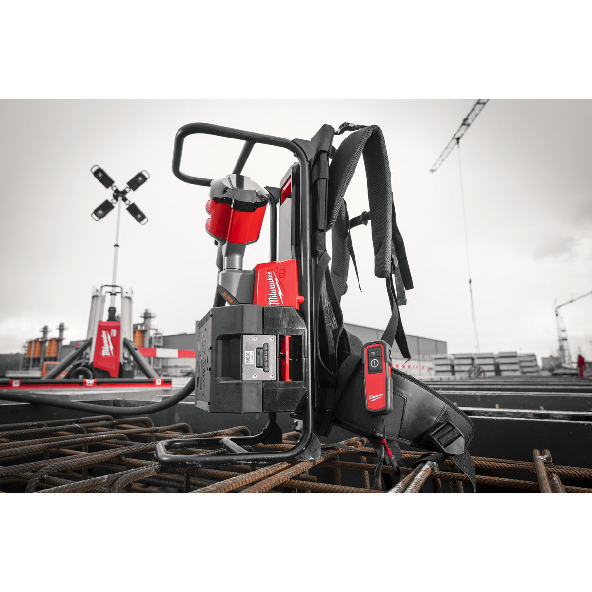 MXF CVBPKIT Vibrator de beton MX FUEL™ cu rucsac Milwaukee