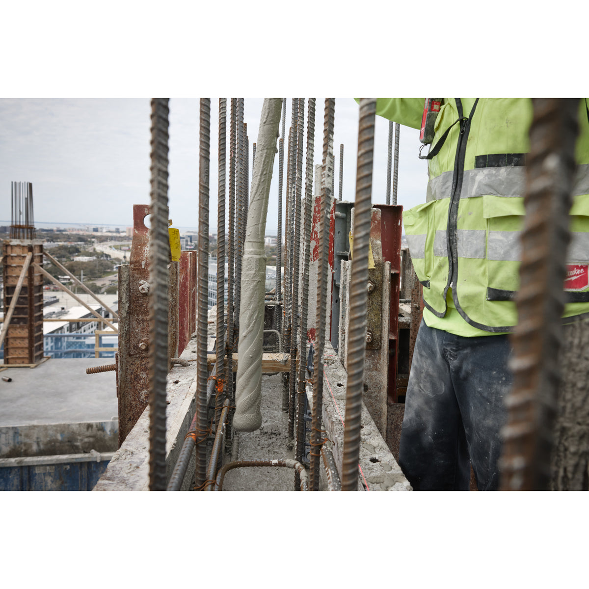 Vibrator de beton MX FUEL™ de înaltă frecvență Milwaukee