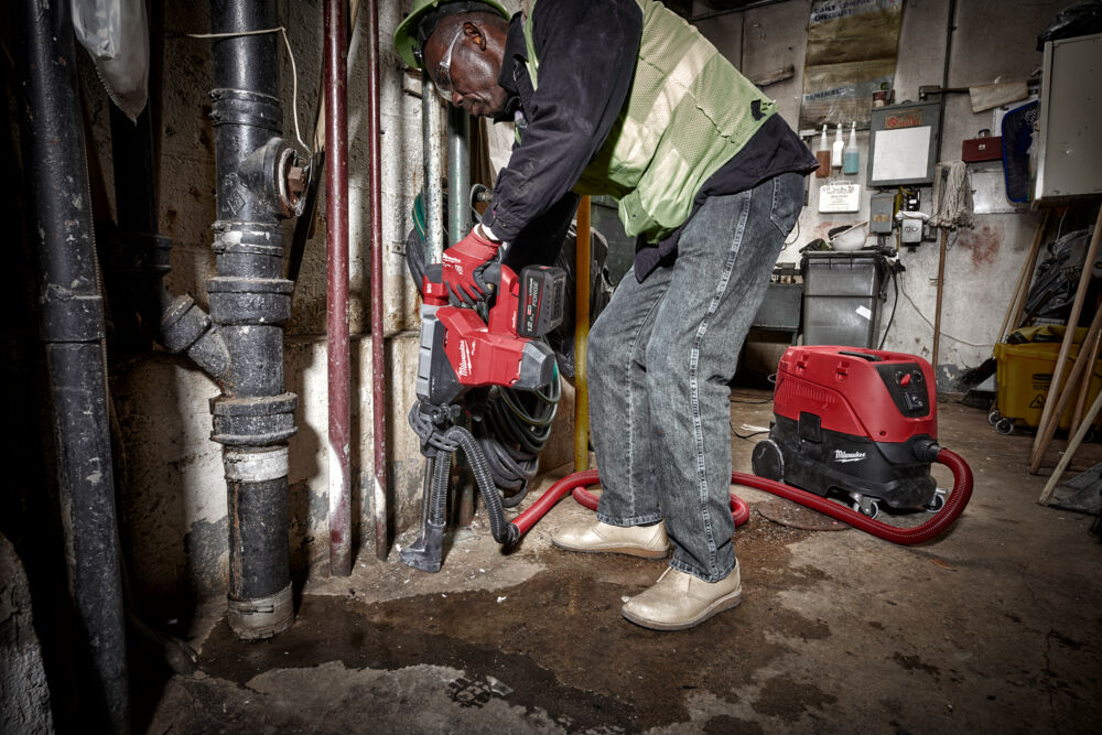 Instalație de mentenanță realizată cu un aspirator Milwaukee și o sculă electrică Milwaukee M18, ideale pentru lucrări profesionale în medii dificile.