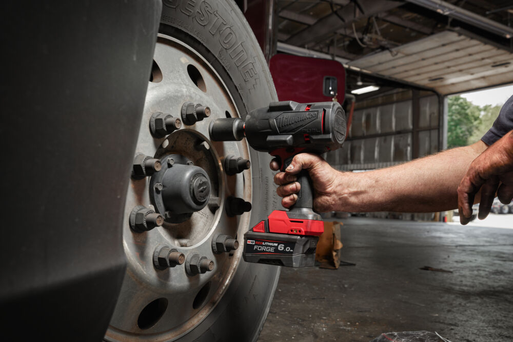 Cheia de impact Milwaukee M18, destinată utilizării în construcții, reparații și industria auto.