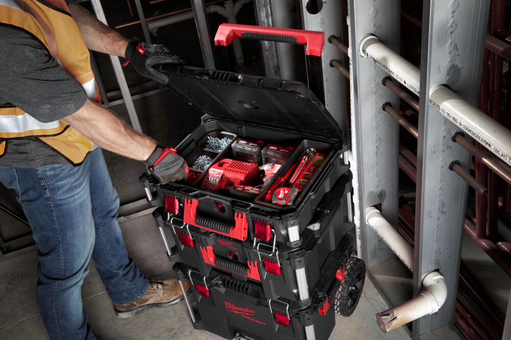Troler de scule modular Milwaukee PACKOUT, ideal pentru organizarea și transportul uneltelor pe șantier. Compartimentele personalizabile oferă acces rapid la scule, accesorii și încărcătoare.