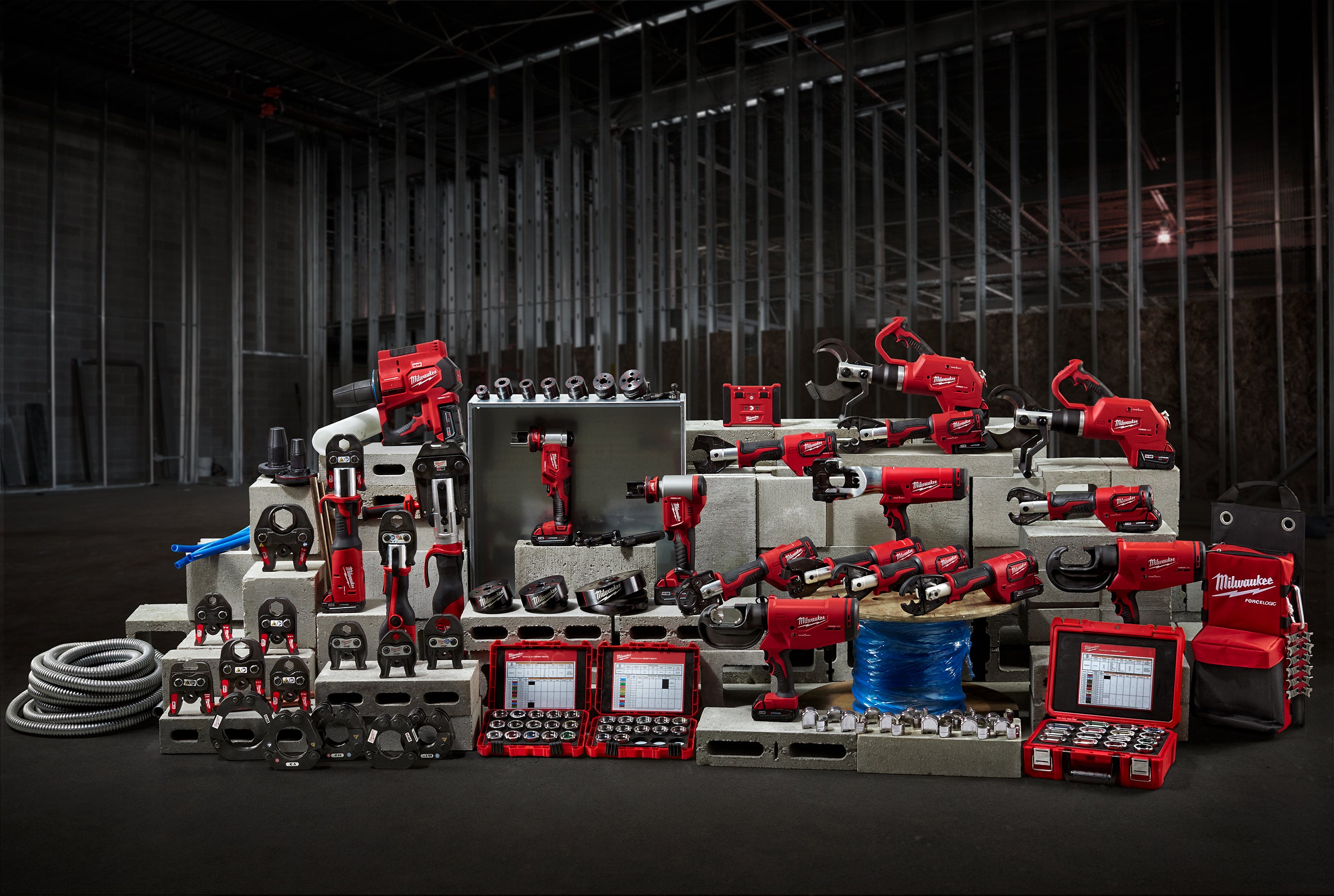 Colecție completă de unelte Milwaukee pentru instalații electrice și mecanice, inclusiv prese hidraulice, scule de sertizat, perforatoare și truse de calibrare. Ideal pentru profesioniști din domeniul industrial și construcții.