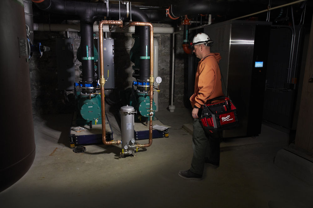 Geantă de scule Milwaukee cu compartimentare practică, ideală pentru instalatori și tehnicieni HVAC. Ușor de transportat în spații tehnice și subsoluri.