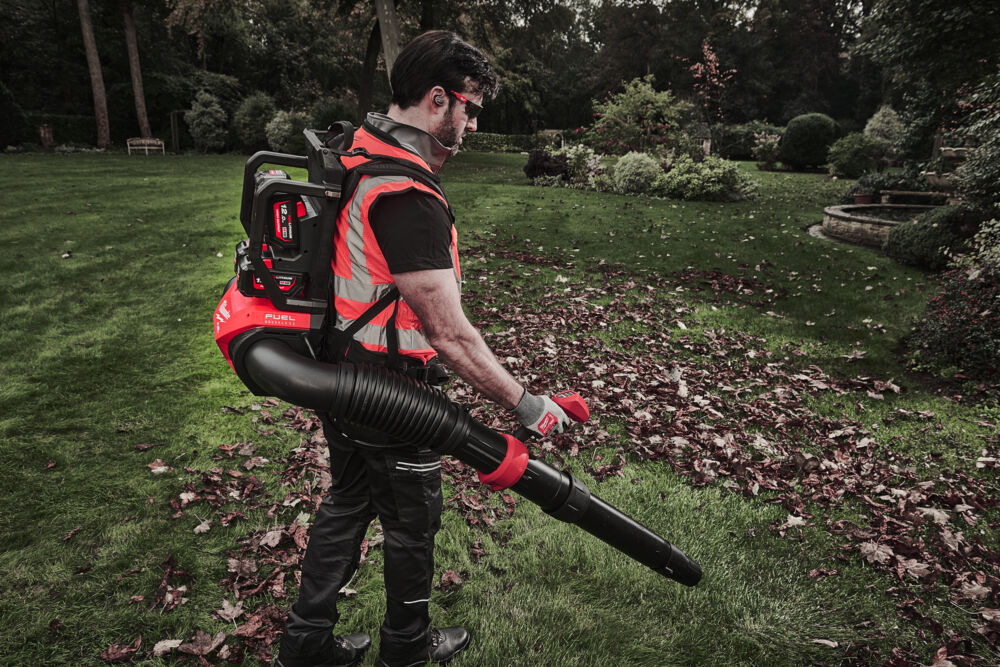 Suflantă Milwaukee M18 FUEL în acțiune
