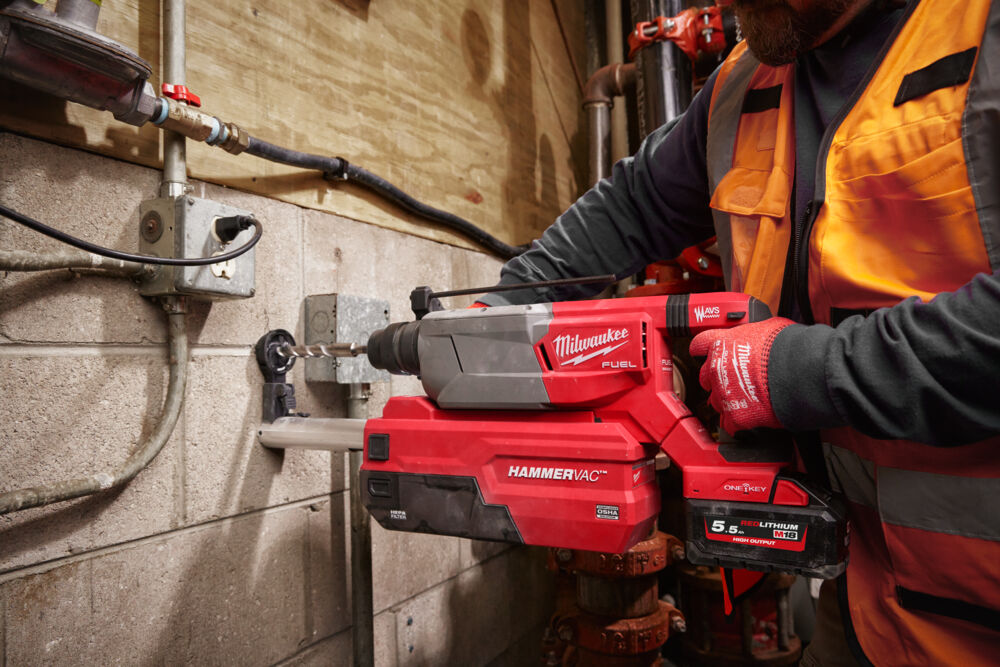 Perforare rapidă și eficientă în beton cu ciocanul rotopercutor Milwaukee FUEL, echipat cu sistem de aspirare integrat pentru un mediu de lucru curat.