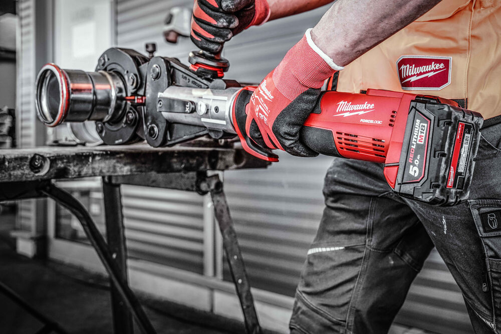 Unelte Milwaukee M18 pentru sertizat țevi industriale cu precizie și eficiență maximă în instalații profesionale.