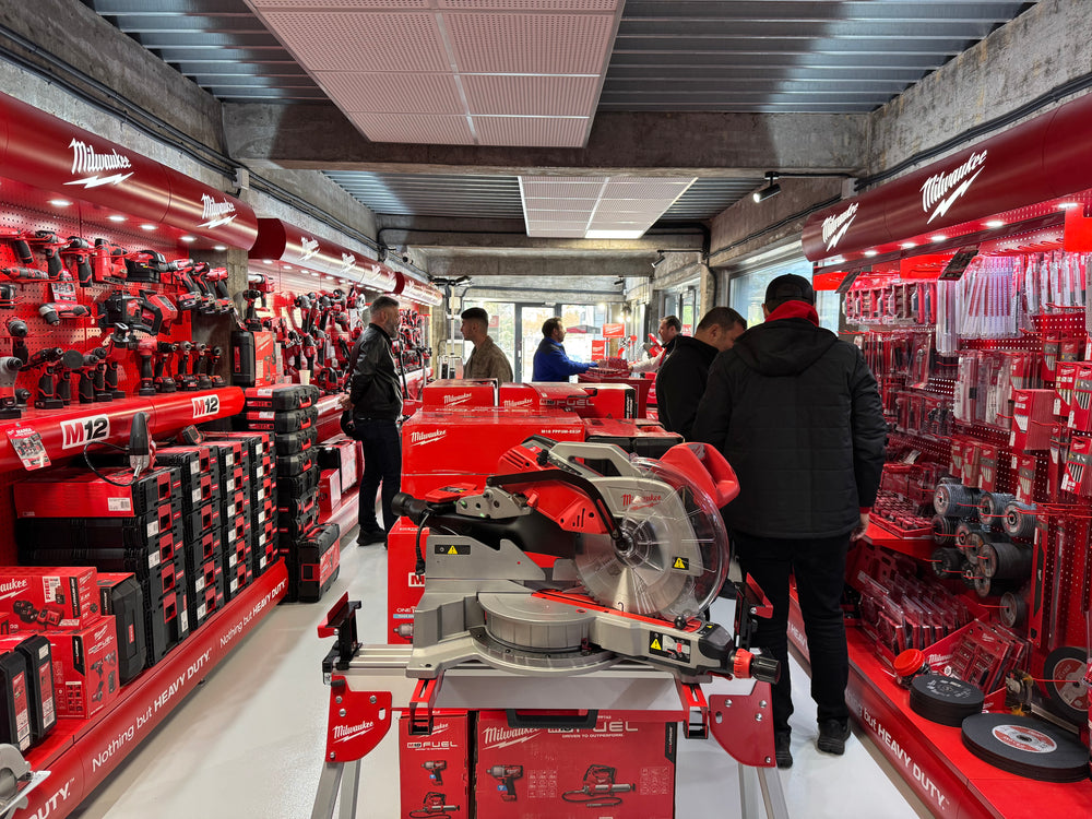 Interiorul showroom-ului Milwaukee Universal Construct din Galați, cu scule expuse