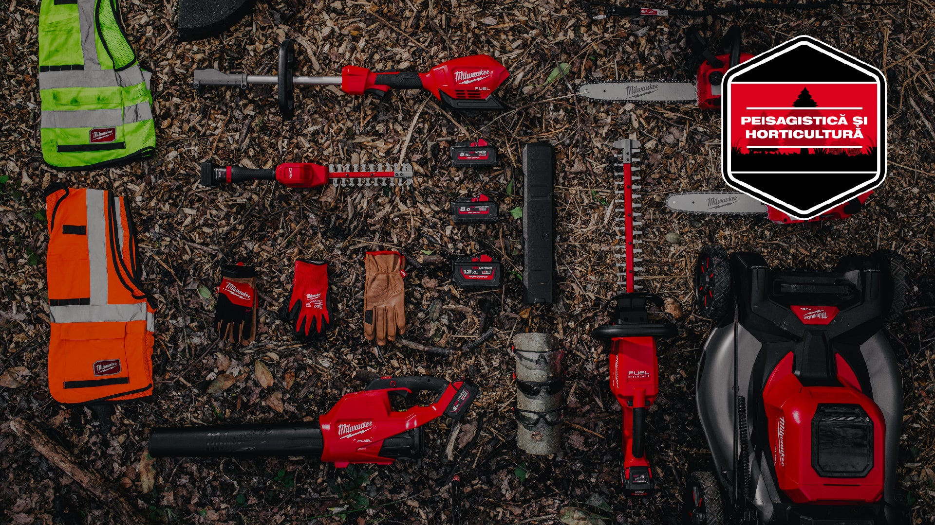 Set de echipamente și unelte Milwaukee pentru peisagistică și horticultură, incluzând motocoasă, suflantă, drujbe, mașină de tuns iarba, foarfeci electrice, baterii, veste reflectorizante, mănuși și ochelari de protecție.