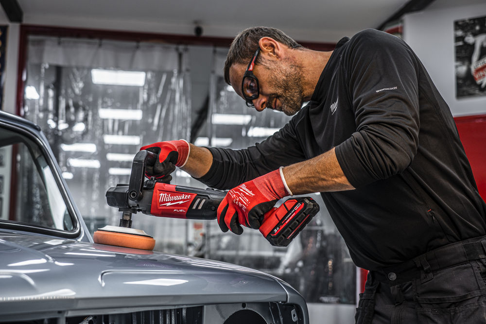 mecanic ce face polis auto la o masina