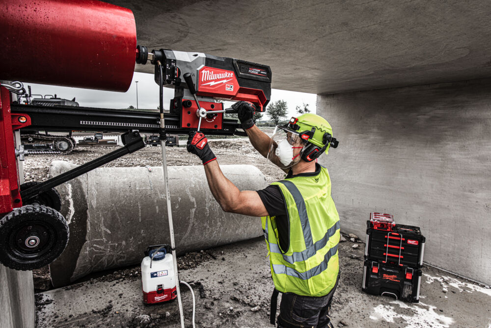 Foraj profesional în beton cu carota Milwaukee MX FUEL, ideal pentru aplicații grele în șantiere și construcții de infrastructură.