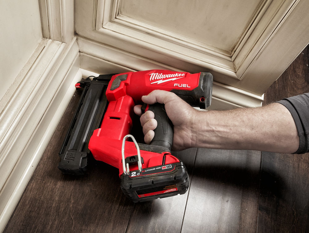Montare de plintă la nivelul podelei cu ajutorul unei pistoale de bătut cuie Milwaukee FUEL, ideal pentru finisaje precise în amenajări interioare.