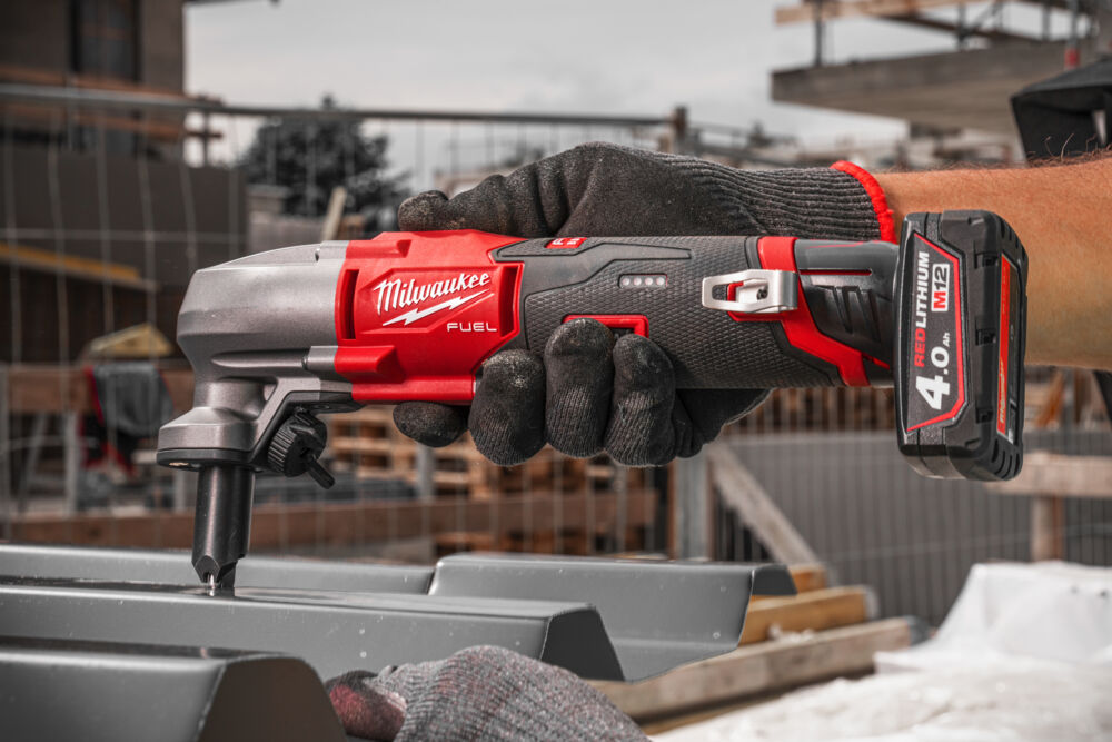 Perforare tablă metalică cu o unealtă tip foarfecă electrică Milwaukee M12 FUEL, utilizată pentru tăieri precise în șantier.